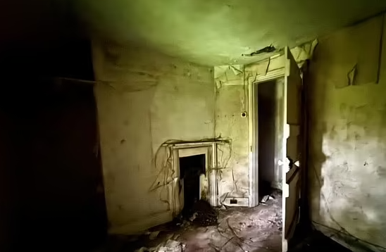 Bên trong ngôi nhà bỏ hoang trông không khác gì bối cảnh một bộ phim kinh dị.