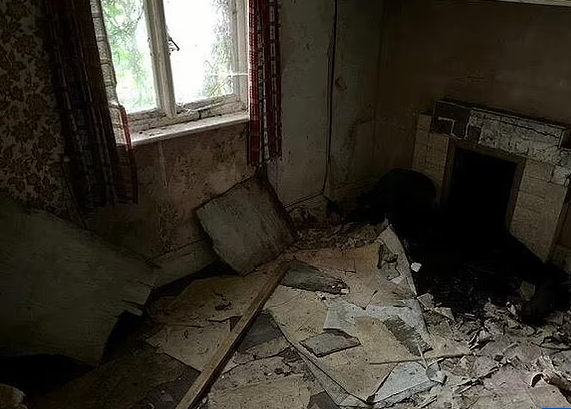 Bên trong một căn phòng có lò sưởi đổ nát.