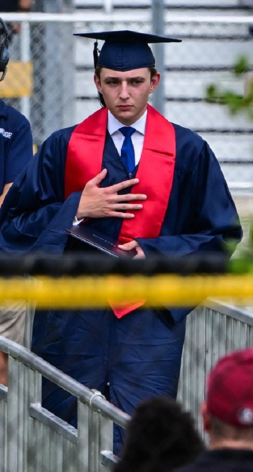 Cậu khoác lên mình chiếc áo choàng, mũ cử nhân và lên sân khấu nhận bằng tốt nghiệp.