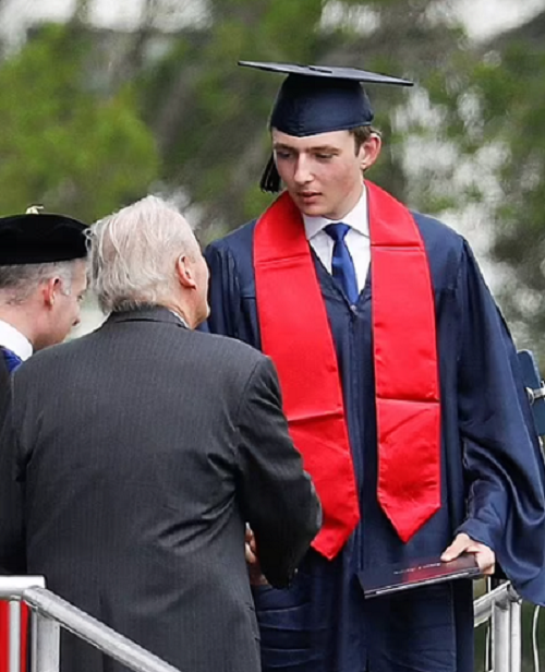 Tại buổi lễ, Barron Trump trông nổi bật với chiều cao hơn 2 mét và gương mặt điển trai.