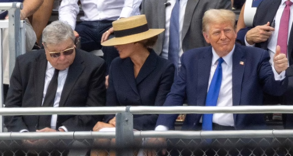 Ông Trump chào các học sinh trong buổi lễ tốt nghiệp.