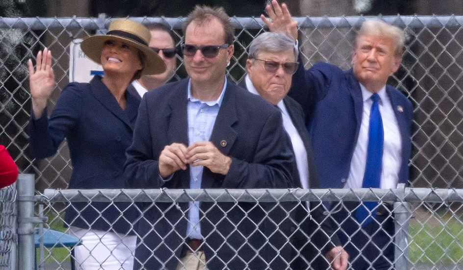 Vợ chồng cựu Tổng thống Mỹ vẫy tay chào đám đông khi họ rời buổi lễ.