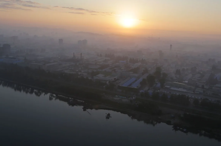 Những tòa chung cư dần hiện ra trong màn sương buổi sáng khi mặt trời mọc ở thủ đô của Triều Tiên ngày 28/8/2014.