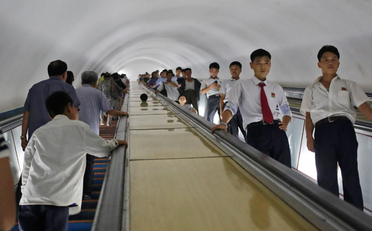 Bức ảnh chụp cảnh mọi người đi thang cuốn tại ga tàu điện ngầm ở Bình Nhưỡng ngày 22/8/2015.