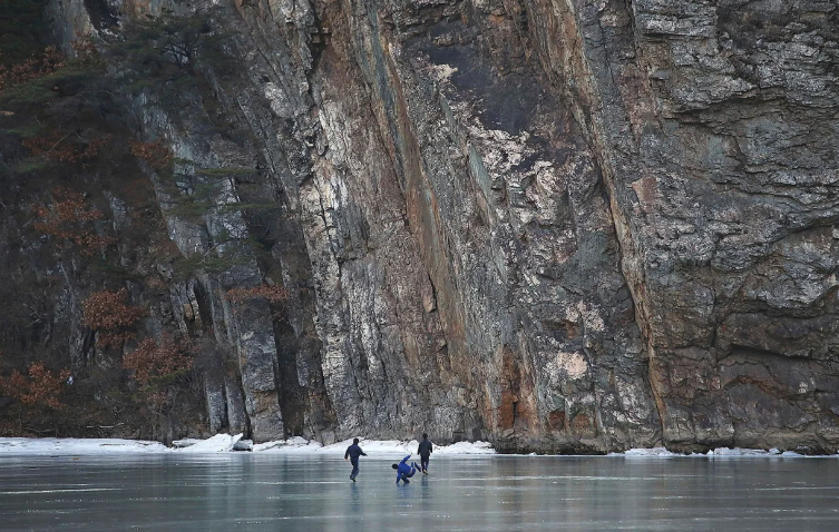 Mọi người vui đùa trên mặt hồ đóng băng ở Sinpyong, tỉnh Bắc Hwanghae, ngày 20/2/2016.