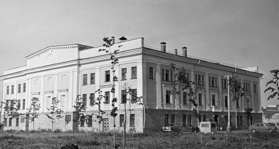 Đây là hình ảnh bên ngoài của nhà máy điện hạt nhân đầu tiên trên thế giới. Nhà máy này hoạt động cho đến năm 2002.