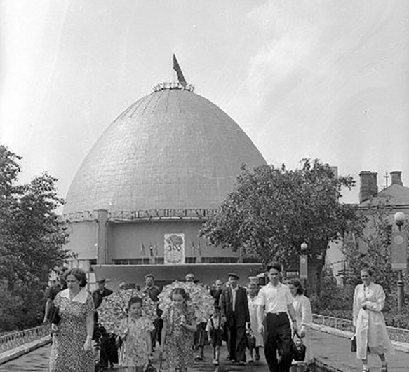 Cung thiên văn Moscow cũng là địa điểm thu hút cả trẻ em và người lớn.