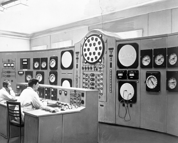 Vào ngày 26 tháng 6 năm 1954, nhà máy điện hạt nhân công nghiệp đầu tiên trên thế giới được khánh thành tại thành phố khoa học Obninsk đầu tiên của Liên Xô.