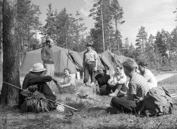 Vào mùa hè, người dân Liên Xô thích nghỉ ngơi giữa thiên nhiên, thường đi bộ đường dài, cắm trại. Leo núi và chèo thuyền kayak trở thành hoạt động phổ biến.
