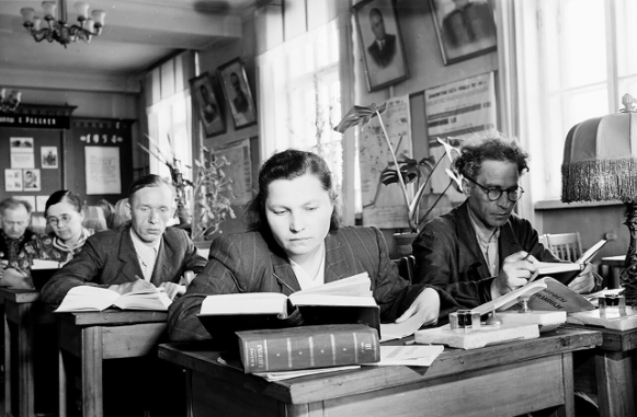 Chính quyền Liên Xô tích cực khuyến khích người dân đi học, học lớp buổi tối và nâng cao trình độ. Nhiều người vừa đi học vừa đi làm.