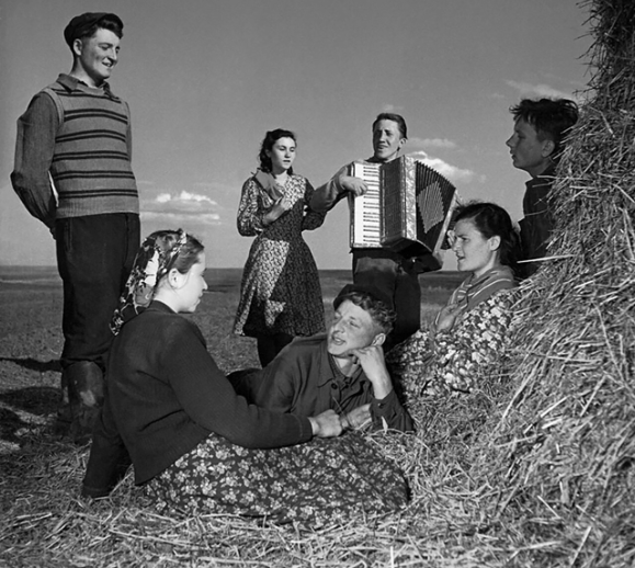 Mọi người nói chuyện vui vẻ trong giờ nghỉ giải lao ở nông trại tập thể.