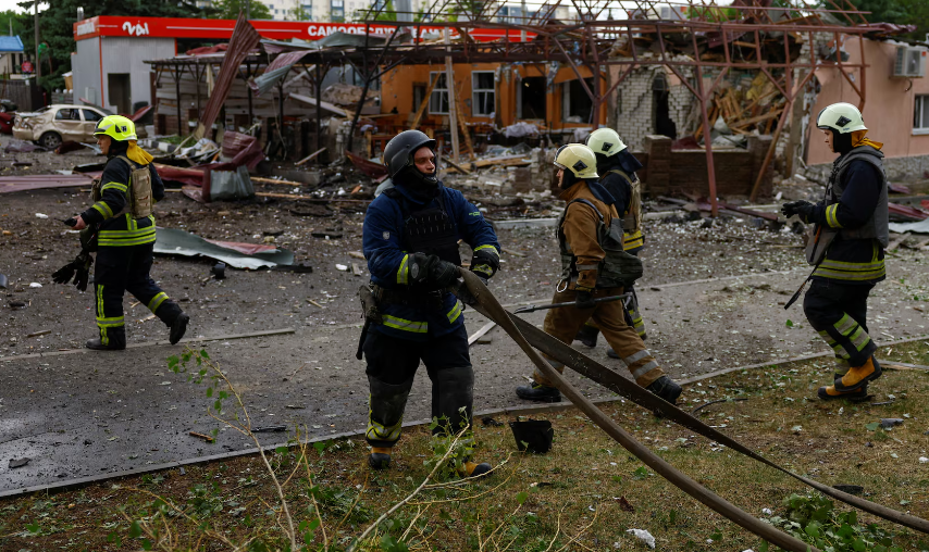Lính cứu hỏa làm việc tại một địa điểm bị Nga tấn công ở thành phố Kharkov hôm 22/5.