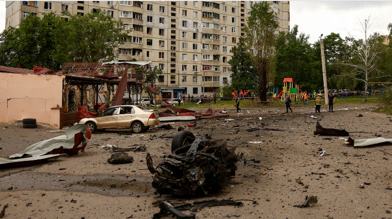 Khung cảnh hoang tàn tại một địa điểm ở thành phố lớn thứ hai của Ukraine khi giao tranh vẫn tiếp diễn.