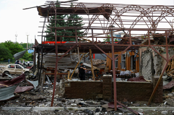 Trong ảnh, cảnh sát kiểm tra một quán cà phê cũng đã bị phá hủy trong đợt không kích của Nga tại Kharkov ngày 22/5.