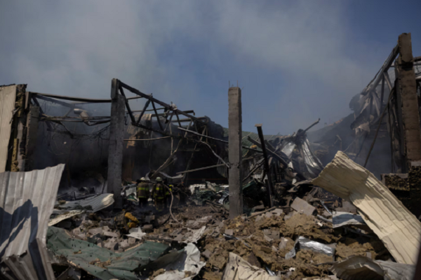 Những bức ảnh được hãng Reuters đăng tải cho thấy, nhiều tòa nhà, công trình,...tại Kharkov đã bị phá hủy hoặc hư hại sau những đợt oanh kích của Nga.