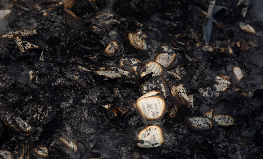 Những cuốn sách đã bị đốt cháy trong khu nhà in.