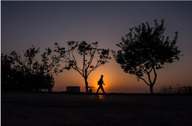 Một học sinh đi bộ về nhà sau giờ học ở miền quê gần thành phố Kaesong, tỉnh Bắc Hwanghae.