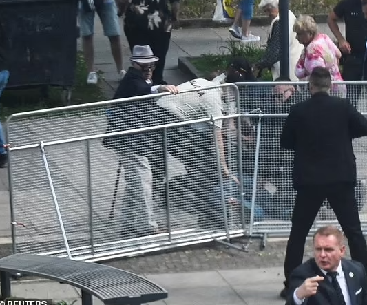 Ông Taraba cho biết thêm, Thủ tướng Fico bị bắn "từ rất gần" và "một viên đạn xuyên qua bụng, viên thứ hai trúng khớp của ông".