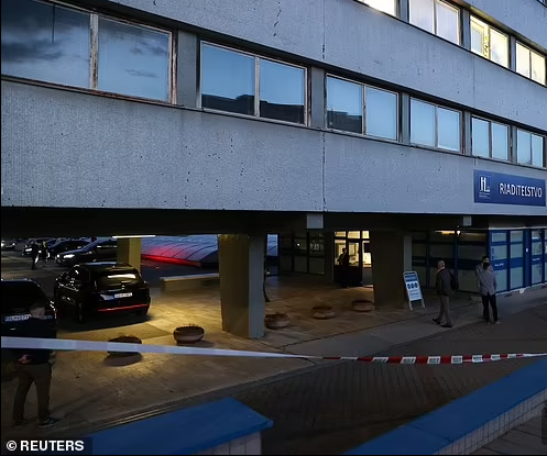 Trong ảnh, cảnh sát và nhân viên an ninh đứng gác bên ngoài Bệnh viện Đại học FD Roosevelt, nơi Thủ tướng Slovakia Robert Fico được đưa tới sau khi ông bị thương trong vụ nổ súng ở Handlova.