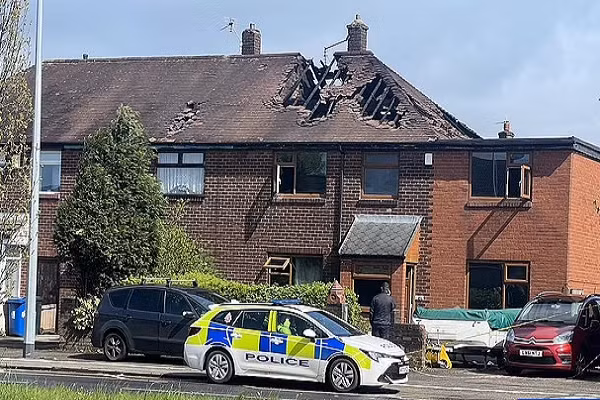 Cha tu vong khi quay lai nha chay de cuu con