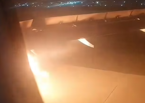 Máy bay chở 179 người hạ cánh khẩn vì cháy động cơ May bay cho 179 nguoi ha canh khan vi chay dong co