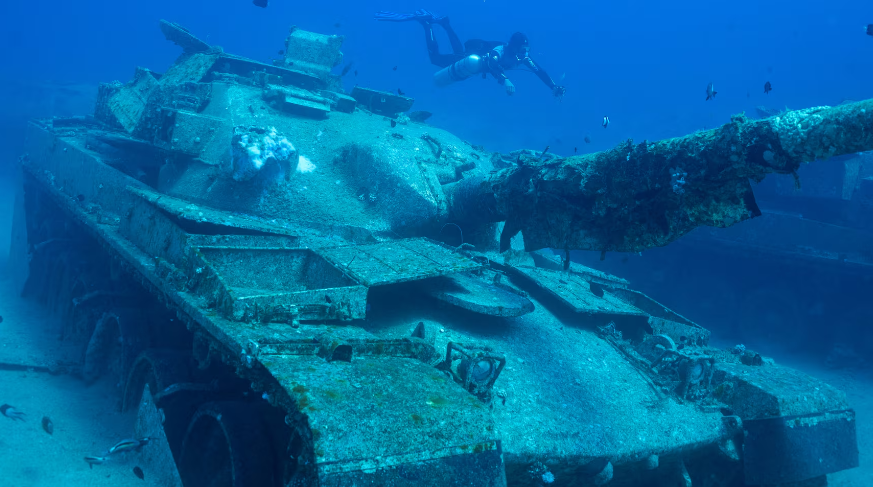 Tại bảo tàng quân sự độc đáo này, thợ lặn có thể bơi xung quanh và ngắm nhìn xe tăng, trực thăng và xe bọc thép,... dưới đáy biển.