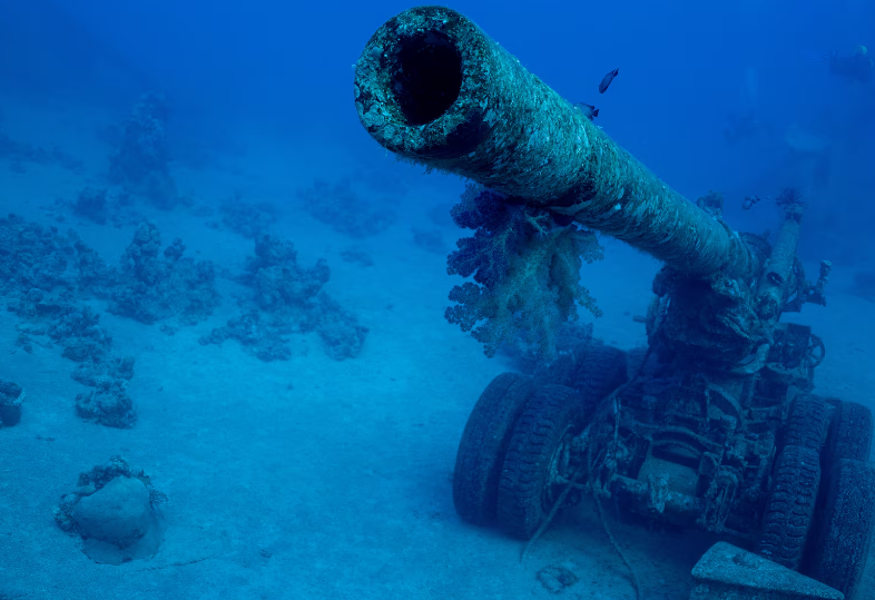 Một khẩu pháo được nhìn thấy tại bảo tàng quân sự dưới nước ở Aqaba, Jordan, ngày 7/5.