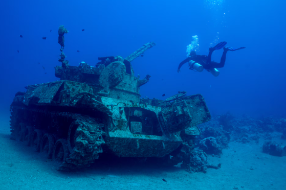 Thợ lặn bơi cạnh một phương tiện trong bảo tàng quân sự dưới nước ở Aqaba ngày 7/5.