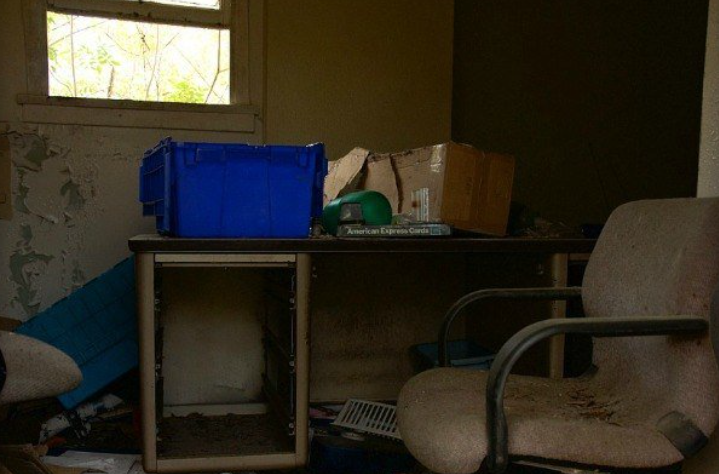 Các đồ vật bên trong một căn phòng ở công viên phủ đầy bụi sau nhiều năm bỏ hoang.