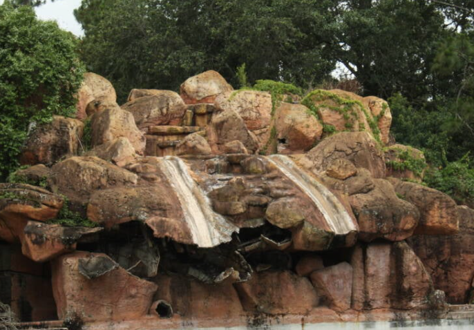 Thác Slippery Slide trong công viên bị bỏ hoang.