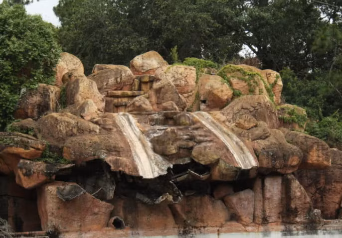 Thác Slippery Slide trong công viên bị bỏ hoang.