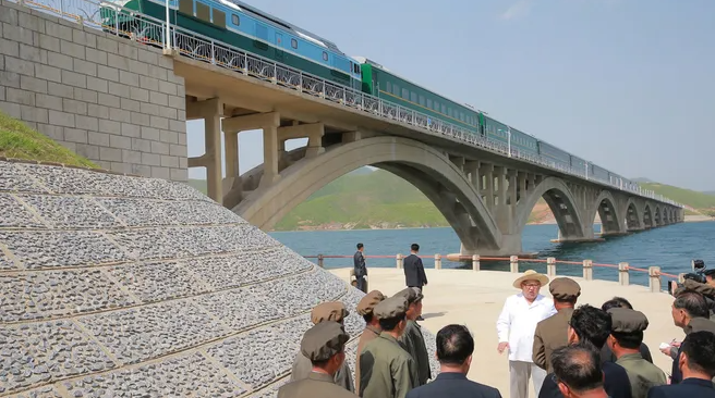 Nhà lãnh đạo Kim Jong-un thị sát tuyến đường sắt Koam - Tapchon đã hoàn thành ở Bình Nhưỡng ngày 25/5/2018.