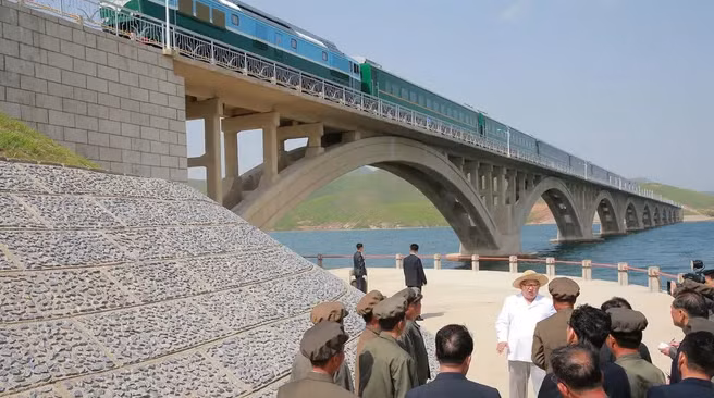 Nhà lãnh đạo Kim Jong-un thị sát tuyến đường sắt Koam - Tapchon đã hoàn thành ở Bình Nhưỡng ngày 25/5/2018.