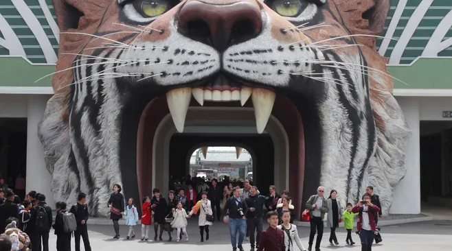 Rất đông du khách trước cổng vườn thú trung tâm ở Bình Nhưỡng ngày 15/4/2018.