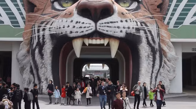 Rất đông du khách trước cổng vườn thú trung tâm ở Bình Nhưỡng ngày 15/4/2018.