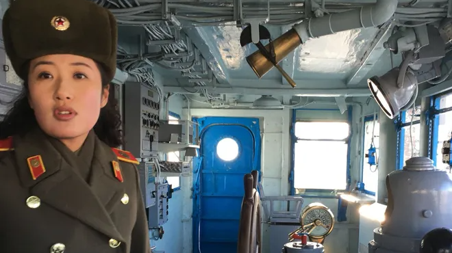 Một hướng dẫn viên quân sự của Triều Tiên dẫn đầu chuyến tham quan tàu USS Pueblo ở Bình Nhưỡng ngày 24/1/2018. Pueblo, một tàu do thám của Mỹ, đã bị Triều Tiên tấn công và bắt giữ hơn 50 năm trước.