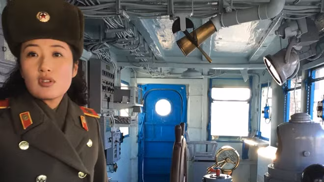 Một hướng dẫn viên quân sự của Triều Tiên dẫn đầu chuyến tham quan tàu USS Pueblo ở Bình Nhưỡng ngày 24/1/2018. Pueblo, một tàu do thám của Mỹ, đã bị Triều Tiên tấn công và bắt giữ hơn 50 năm trước.