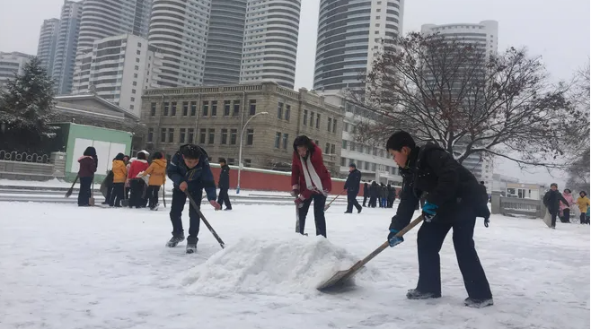 Các em học sinh dọn tuyết vào ngày 22/1/2018 tại Bình Nhưỡng. Nhiệt độ khi đó được dự báo sẽ giảm xuống dưới -2 độ C.