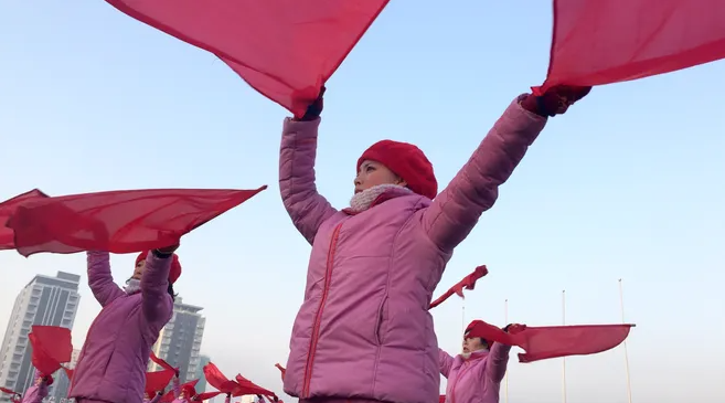 Bức ảnh này chụp ngày 2/2/2018 ghi lại đội cổ vũ trong giờ cao điểm vào buổi sáng ở thủ đô Bình Nhưỡng. Các đội cổ vũ xuất hiện trên đường phố để động viên tinh thần mọi người trên đường đi làm hoặc đi học.