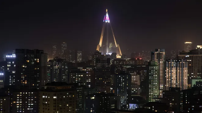 Màn trình diễn ánh sáng ở khách sạn Ryugyong ngày 9/4/2018.