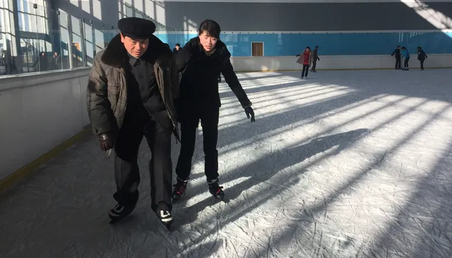 Mọi người chơi trượt băng tại sân trượt băng ở Bình Nhưỡng ngày 1/2/2018.