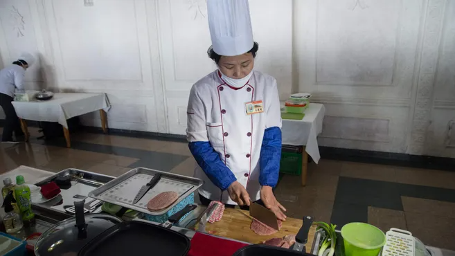 Một đầu bếp chuẩn bị món ăn tại nhà hàng mì Bình Nhưỡng ngày 12/2/2018.