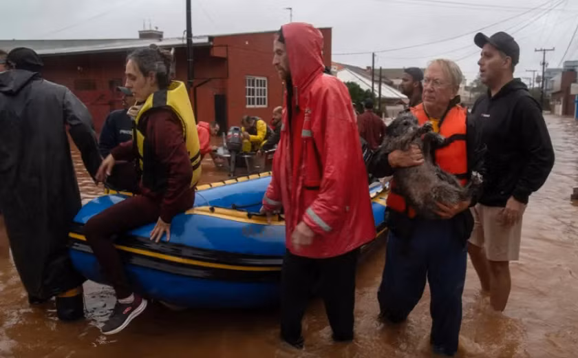 Mua lu kinh hoang o Brazil, hang chuc nguoi thiet mang-Hinh-2