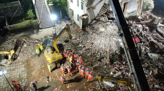 Sap nha o Trung Quoc, nhieu nguoi thiet mang