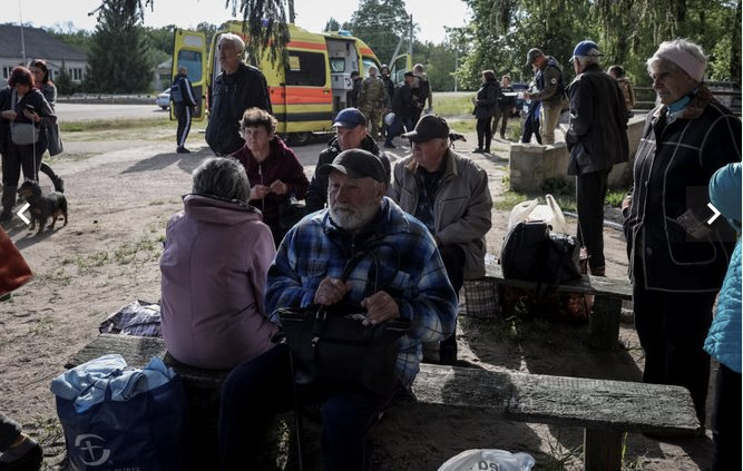Giới chức Ukraine cho biết, gần 10.000 người đã sơ tán khỏi Kharkov hơn một tuần sau khi Nga tấn công. Ảnh: Reuters. 