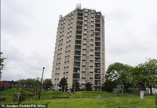 Be trai 5 tuoi roi tu tang 15 chung cu xuong tu vong