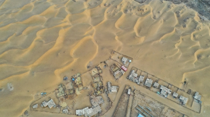 Ngôi làng cách rìa sa mạc Taklimakan khoảng 245 km. Đây là một ốc đảo tựa thiên đường và cũng là một trong những nơi cô đơn nhất thế giới vì sự biệt lập.