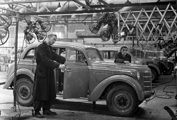 Các công nhân đang lắp ráp ô tô "Moskvich".