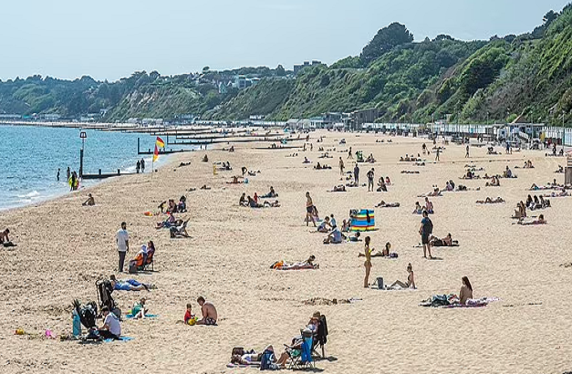 Nam thanh nien cuong hiep thieu nu 15 tuoi tren bai bien