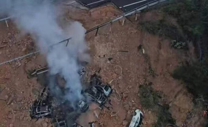 Hiện trường sập cao tốc ở Trung Quốc, hàng chục người thiệt mạng - Hình 2 Hien truong sap cao toc o Trung Quoc, hang chuc nguoi thiet mang-Hinh-2